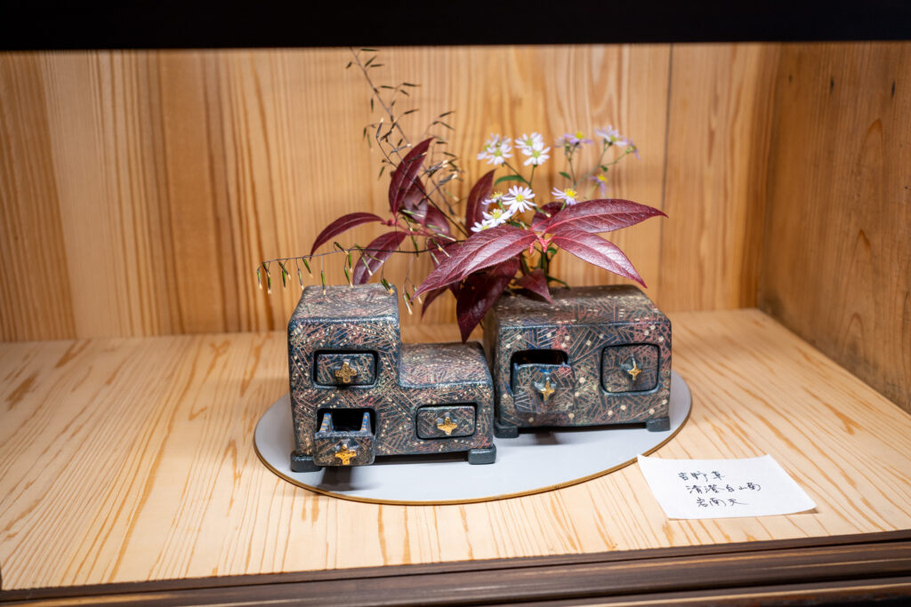 03A20-雛箪笥 | 中西千里生け花教室| ひらかた京町家