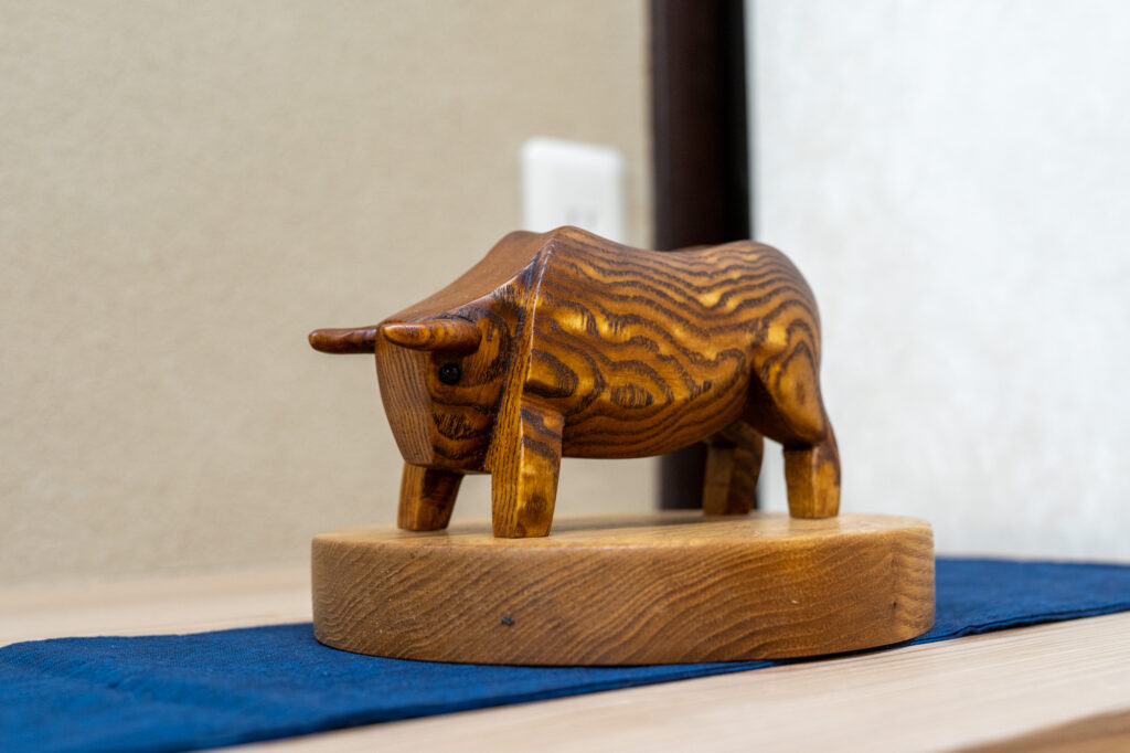 西村彰 木工玩具 牛 | ひらかた京町家